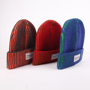 Berretto da sci invernale con etichetta in tessuto con Logo personalizzato - Product Image 2