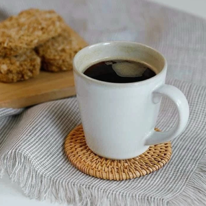 Posavasos de Mimbre de Bambú Hecho a Mano, Estilo Clásico de Flores, Tapete Reutilizable para Bebidas, Hecho en Vietnam - Product Image 1