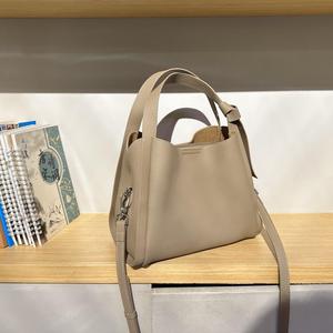 Sac à main en cuir de vachette Togo Litchi sans marque avec anse nouée, doublure entièrement en cuir, chic parisien, luxe discret, fournisseur boutique européen - Product Image 3