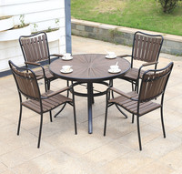 Table ronde en bois plastique pour cour extérieure Sun Leisure, table de jardin et de café en aluminium avec 4 sièges