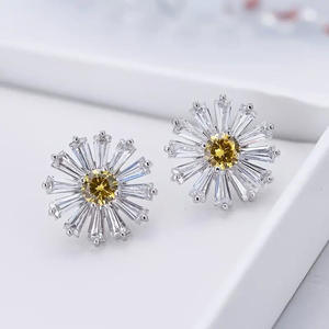 Orecchini a lobo con fiore in oro bianco e zirconi rotondi incastonati a griffe per donna, gioielli romantici alla moda per feste - Product Image 1