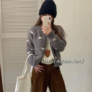 เสื้อคาร์ดิแกนถักไหมพรมผู้หญิงลายหัวใจสีเทา คอทรงกลม หนา อุ่น สำหรับฤดูใบไม้ร่วง - Product Image 1