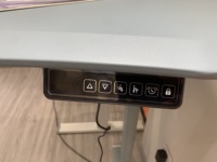 Bureau de jeu électrique avec revêtement en poudre MDF bleu, design ergonomique minimaliste moderne, avec dessus de table étanche de 25mm