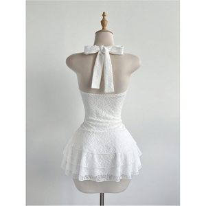 Robe mini dos nu sans manches en dentelle respirante pour femme, style licou, à volants superposés, coupe moulante, taille naturelle, idéale pour les soirées d'été - Product Image 2