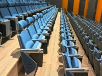 Sièges de théâtre doubles pliables ergonomiques en alliage d'aluminium rouge commercial, acceptant les commandes OEM, avec appui-tête réglable – En promotion