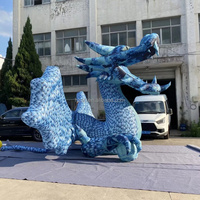 Dragon de glace bleu gonflable géant personnalisé avec sculpture d'ailes pour la décoration d'événements d'Halloween, de carnaval, de parcs à thème, de centres commerciaux et de magasins