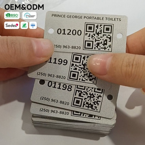 Etichette per beni resistenti all'usura con codice QR personalizzato inciso al laser per il tracciamento di strutture pubbliche portatili con codice a barre - Product Image 2