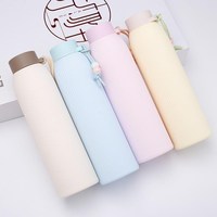 Botella de agua de doble capa antiplanchado barata, taza práctica portátil de vidrio aislada con botella de agua de carcasa de plástico
