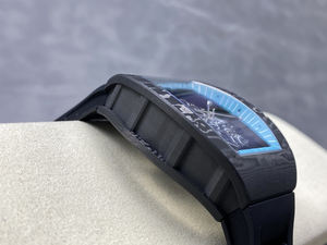 Con un movimiento esqueletizado completamente nuevo, caja de fibra de carbono con acabado natural y brillante. Este es un reloj mecánico de primera clase. - Product Image 2