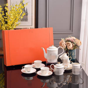 Service à thé de luxe en céramique de Phnom Penh, tasses et soucoupes, ensemble de tasses à café en porcelaine nordique avec bord doré - Product Image 1