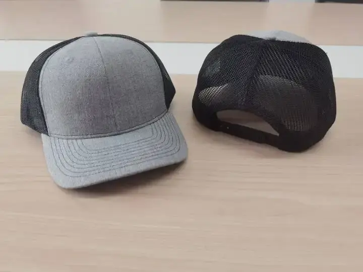 Topi trucker dengan warna yang berbeda cocok untuk dipakai