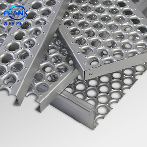 Grille antidérapante robuste et perforée en acier soudé, résistante à la corrosion, à profil crocodile, pour raffineries de pétrole et centrales électriques - Product Image 6