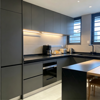 Meuble de cuisine moderne gris beige sans poignée, panneau plat avec comptoir en quartz, appareils électroménagers encastrés, éclairage LED, design minimaliste