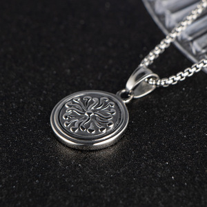 Collar con colgante redondo de acero inoxidable, diseño de flor, joyería unisex SP527 - Product Image 2