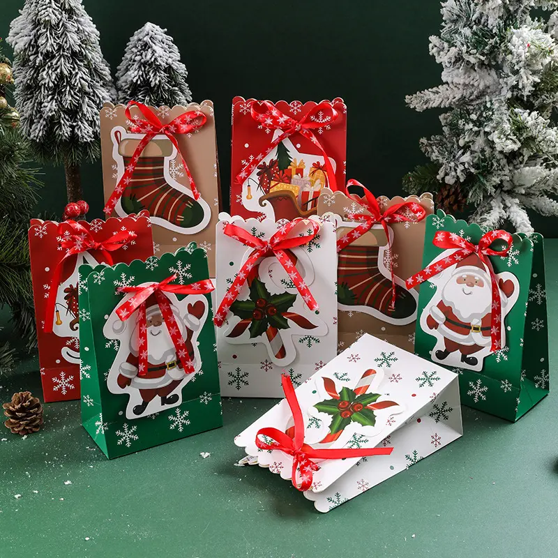 Nieuwe Ontwerp Recyclebaar Kerst Decoratie Papieren Zakken Xmas Mooie En Modieuze Gift Zakken Met Lint Handvat En Opknoping Tag