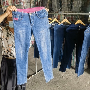 Jeans Usati da Donna in Stock, Ben Lavati e Selezionati, Abbigliamento <span class=keywords><strong>Usato</strong></span> Misto in Varie Taglie e Stili per Esportazione Globale nel Mercato dell'<span class=keywords><strong>Usato</strong></span> - Product Image 3