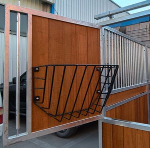 Étable de luxe pour chevaux Boîte d'écurie confortable avec panneau en bambou et cadre galvanisé à chaud avec porte d'entrée coulissante Râtelier à <span class=keywords><strong>foin</strong></span> - Product Image 6