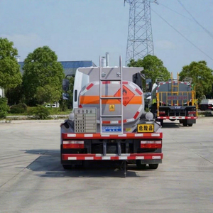 Mini camion-citerne Dongfeng 4x2 de 3000 litres pour le transport de carburant, diesel et essence - Product Image 5