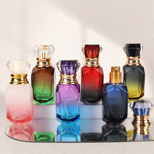 Flacon <span class=keywords><strong>de</strong></span> <span class=keywords><strong>parfum</strong></span> facetté 50 ml vide en verre dégradé rouge rubis avec bouchon en cristal taillé et collier doré, logo personnalisé - Product Image 6