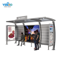 Abri d'arrêt de bus intelligent solaire moderne en acier inoxydable résistant aux intempéries avec écran LED publicitaire YEROO