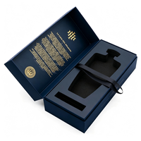 Boîte cadeau magnétique de luxe pour vin, emballage en papier mat bleu marine avec insert en mousse EVA, ruban de tirage et estampage à chaud doré pour whisky