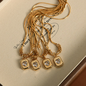 Collier en acier titane haut de gamme à double couche avec pendentif cœur géométrique rétro et chaîne serpent. - Product Image 4