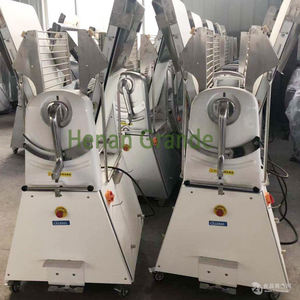 Boulangerie automatique <span class=keywords><strong>pâte</strong></span> <span class=keywords><strong>feuilletée</strong></span> phyllo Laminadora De Masa De Panaderia 30 kg rouleau mini petit laminoir à <span class=keywords><strong>pâte</strong></span> aplatir <span class=keywords><strong>prix</strong></span> de la machine - Product Image 3