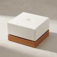 Boîte cadeau rigide personnalisée avec couvercle et base en ivoire mat, détails marron caramel, emballage en carton premium pour cosmétiques