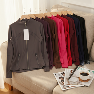 Conjunto de Yoga para Mujer: Chaqueta Deportiva Transpirable de Secado Rápido con Cremallera Dorada, Sujetador Deportivo y Pantalones con Logo Atlético - Venta al por Mayor - Product Image 1
