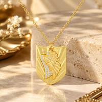 Collier Pendentif Aile de Bouclier Vintage en Argent 925 Plaqué Or avec Moissanite Ronde et Détail Texturé Brossé, Bijou Fin Unisexe