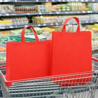 Sac shopping réutilisable en tissu non tissé de luxe, avec logo personnalisé imprimé et poignées en tissu, pour l'emballage des boutiques de vêtements.
