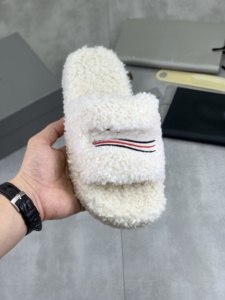 Pantuflas de Plataforma con Bordado de Peluche, Diseño de Lujo 2025, Cálidas para Invierno, Casuales para el Hogar, para Hombre y Mujer - Product Image 3