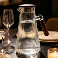 Carafe en verre borosilicate moderne à nervures verticales coniques avec poignée en bois et infuseur en acier inoxydable pour café et thé chaud/froid