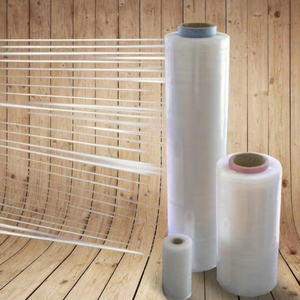 Rollo de paquete de <span class=keywords><strong>precio</strong></span> de fábrica, plástico transparente de polietileno, embalaje de Lldpe, envoltura de paleta transparente, película elástica de PE, película de envoltura retráctil - Product Image 1