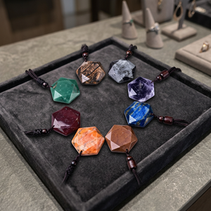 Collier en pierre précieuse naturelle gravée en forme d'hexagramme, pendentif étoile à six branches en cristal, cadeau d'amour, vente en gros - Product Image 2