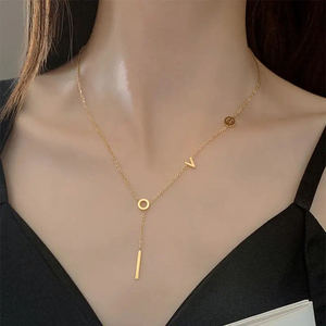 2024 nouveau collier en acier inoxydable plaqué or 18 carats à la mode bijoux fête des mères cadeau amour lettre gland pendentif collier ras du cou - Product Image 1