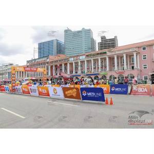 Housses de barrières de contrôle de foule réutilisables personnalisées avec impression couleur intégrale, signalétique en tissu pour événements sportifs et courses - Product Image 5