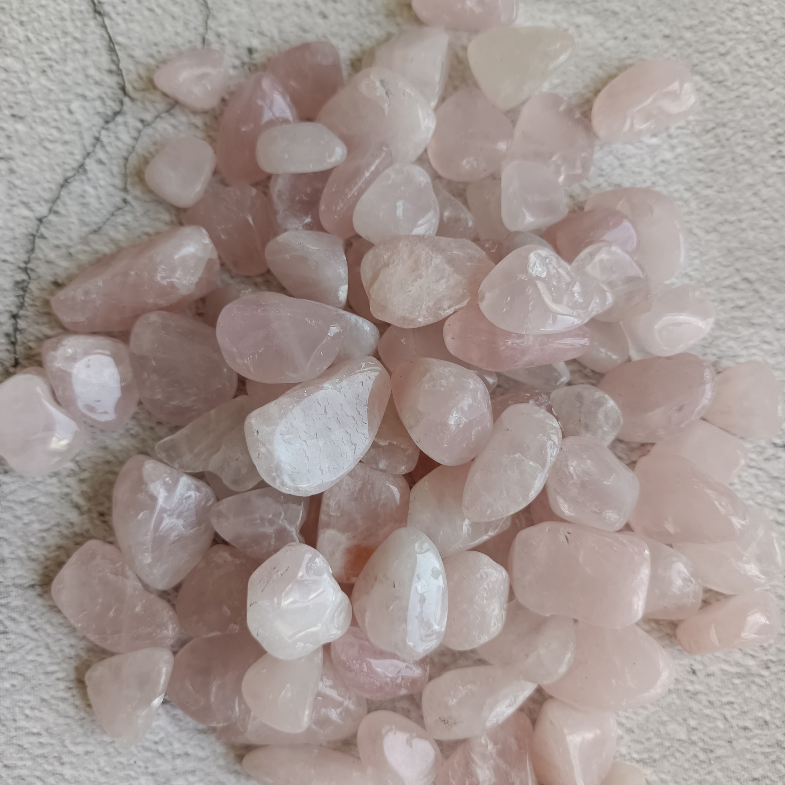 批发抛光玫瑰石英石精神水晶石天然粉色家居装饰1.5-2厘米