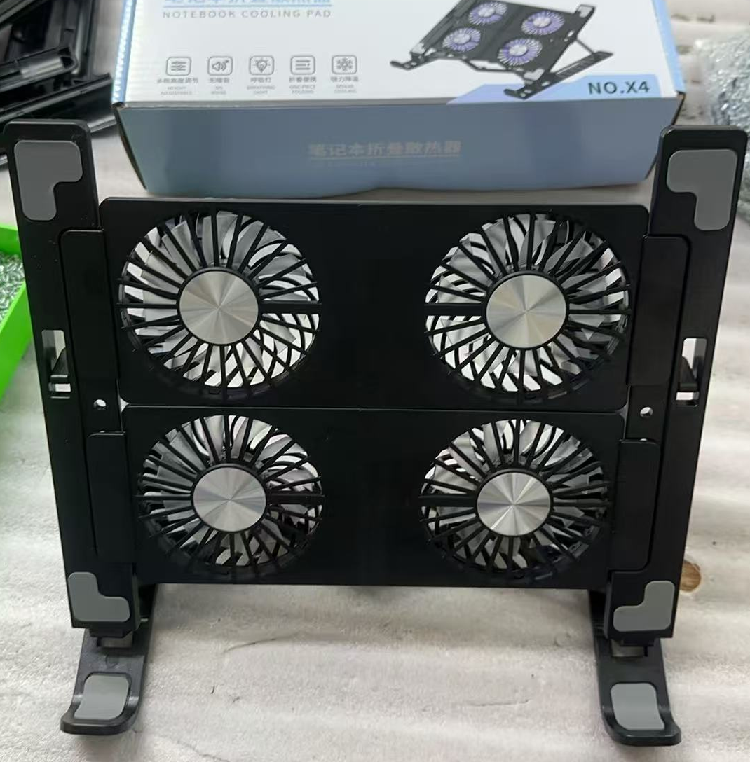 สีเงินพร้อมพัดลมสี่ตัว