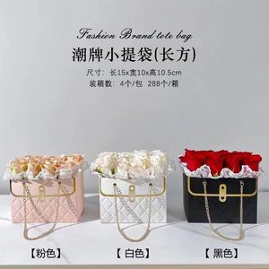กระเป๋าใส่ดอกไม้ทรงกล่องพับได้ทันสมัย พร้อมหูหิ้วโซ่ทอง สำหรับร้านขายของขวัญดอกไม้ - Product Image 4