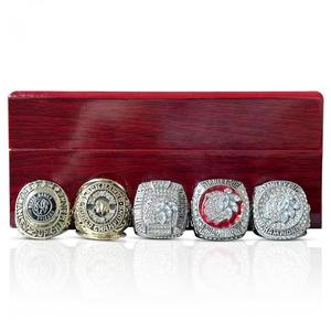 Vente chaude <span class=keywords><strong>NHL</strong></span> 1934 1961 2010 2013 2015 <span class=keywords><strong>Chicago</strong></span> Blackhawks Bague de championnat de hockey Ensemble de 5 pièces Accessoires de bijoux de mode - Product Image 6