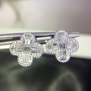 Orecchini a Quadrifoglio in Stile Coreano, Eleganti Orecchini a Perno con Zirconi per Donna, Gioielli Minimalisti per Uso Quotidiano - Product Image 1