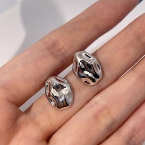 Boucles d'oreilles clous classiques simples sans pierres précieuses en forme de grande vague Tianyu Gems, en laiton plaqué or, unisexe - Product Image 5