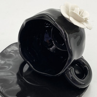 Tasse à café en céramique tendance de 300 ml, tasse à thé en porcelaine noire rétro et soucoupe, mug à café en céramique de 10 oz avec rose blanche pour cadeau