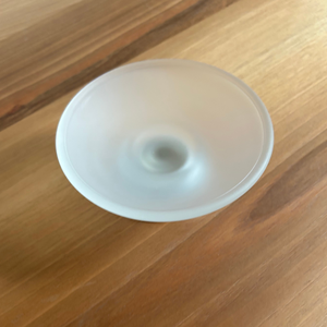 Bandeja de Baño Moderna de Vidrio Esmerilado con Base Cromada Pulida, Versátil para Encimera, Jabonera, Porta Joyas, Organizador Elegante - Product Image 3