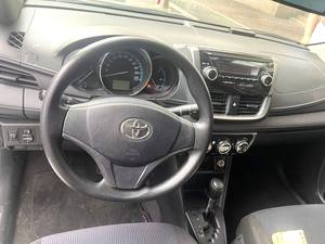 Toyota <span class=keywords><strong>Yaris</strong></span> L Sedán 2017 de <span class=keywords><strong>Segunda</strong></span> <span class=keywords><strong>Mano</strong></span>, 5 Plazas, Automático, Gasolina, con Cámara Trasera, Neumáticos R15, Asientos de Cuero - Product Image 5