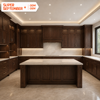 Armoires de cuisine style Shaker, moulures en noyer foncé, comptoir en marbre blanc, OEM ODM, projet de villa personnalisé