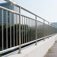 Garde-corps en métal contemporain sur mesure, balustrades de jardin, clôtures de parc et d'école, balustrades de terrasse, escaliers, clôture en fer forgé