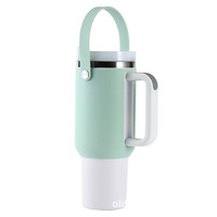 2026 Emerit En gros Manchon de transport en silicone avec poignée pour gobelets de 40 oz et porte-bouteille d'eau, personnalisable avec logo
