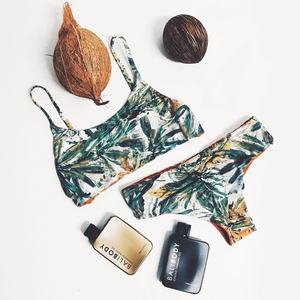 ชุดบิกินี่แบบชิ้นเดียวสีแดงสำหรับผู้หญิงรุ่นใหม่ล่าสุด สายคล้องคอแบบสามเหลี่ยม พร้อมจีสตริง แต่งขอบตัดสีตามสั่ง ชุดว่ายน้ำพิมพ์ลายด้านหน้า บริการ OEM - Product Image 1